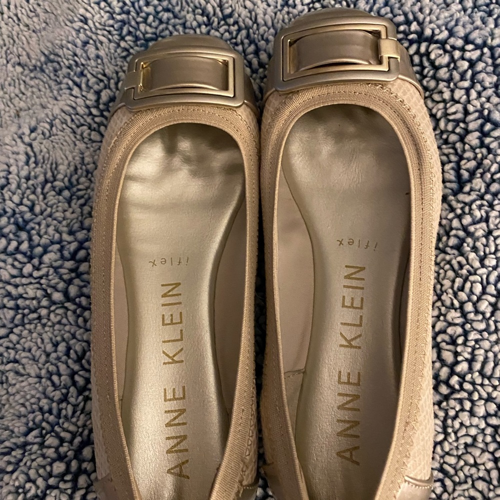 Anne Klein size 6 shoe.